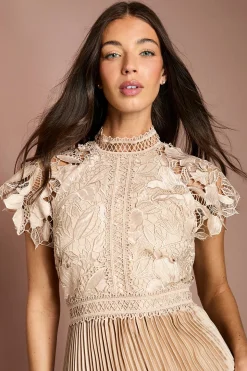 Robe Étagée en Dentelle Satinée