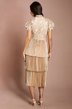 Robe Étagée en Dentelle Satinée