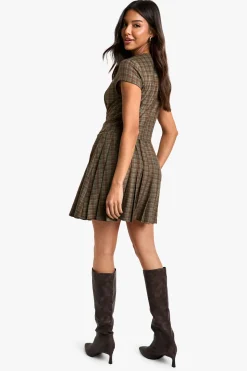 boohoo Robe tailleur plissée à manches cap<Femme Tailleurs|Robes Patineuses