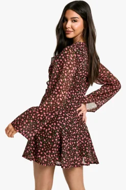boohoo Robe trapèze à volants imprimé fleuri Ditsy<Femme Looks Chocolat|Robes À Manches Longues