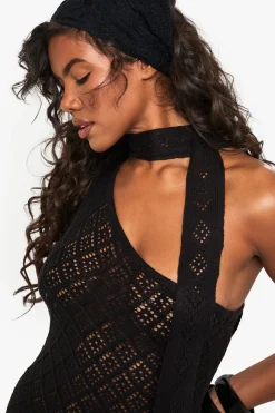 Robe tricotée au crochet à épaules asymétriques et nœud au cou