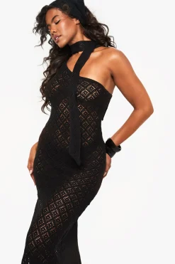 Robe tricotée au crochet à épaules asymétriques et nœud au cou