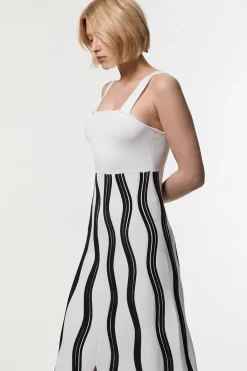 Robe tricotée à bretelles A-line à mailles en vagues contrastées
