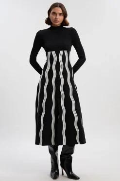 Robe Tricotée à Manches Longues Coupe Évasée Motif Vagues Contrastées