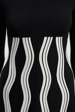 Robe Tricotée à Manches Longues Coupe Évasée Motif Vagues Contrastées