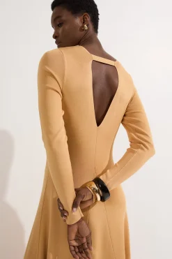 Robe tricotée moulante à décolleté en V avec détail de porte-clés en métal