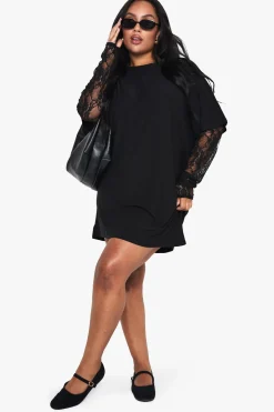 Robe t-shirt oversize à manches en dentelle