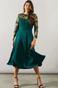 Robe Évasée en Satin avec Superposition de Mesh