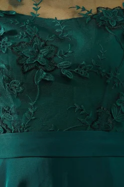 Robe Évasée en Satin avec Superposition de Mesh