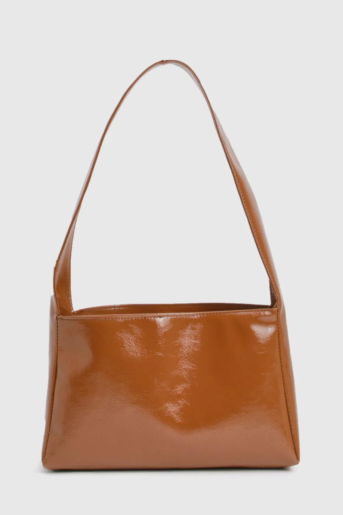 Sac à bandoulière en cuir verni texturé