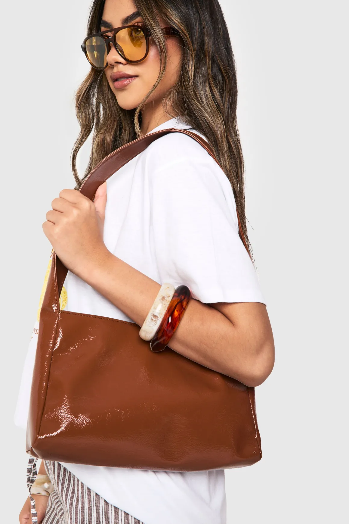 Sac à bandoulière en cuir verni texturé