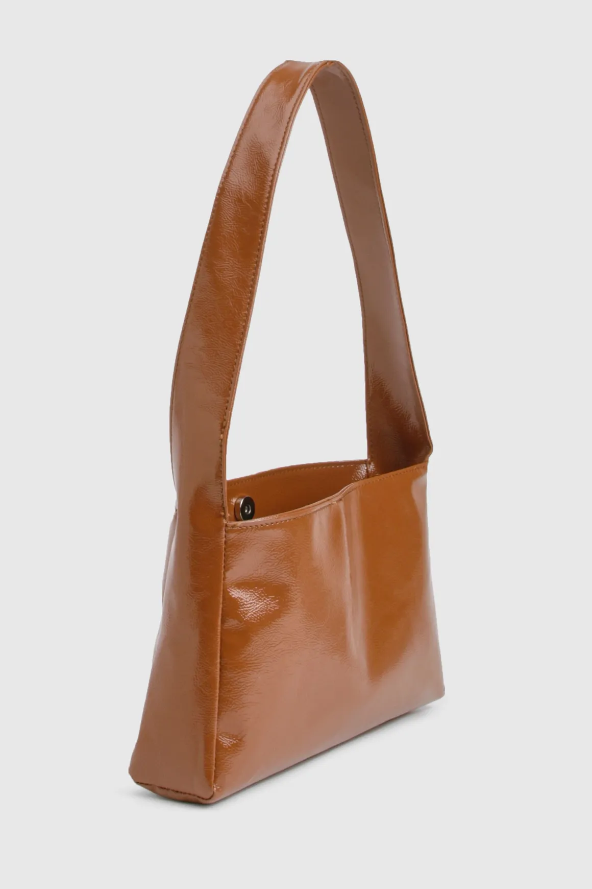 Sac à bandoulière en cuir verni texturé