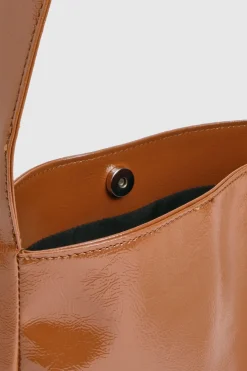 Sac à bandoulière en cuir verni texturé