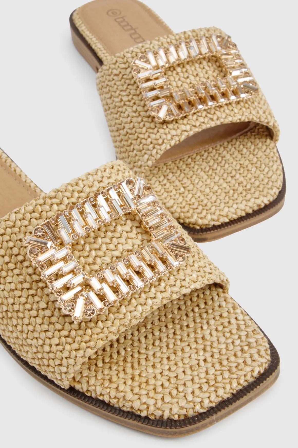 Sandales à boucle ornées de raffia