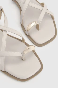 boohoo Sandales À Brides Avec Entre-doigts Et Détails Métalliques< Sandales