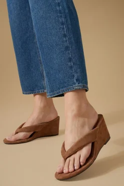 Sandales Compensées Karrie En Synthétique Avec Bride Entre Les Orteils