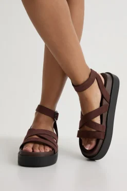 Sandales Compensées À Lanières Croisées En Synthétique