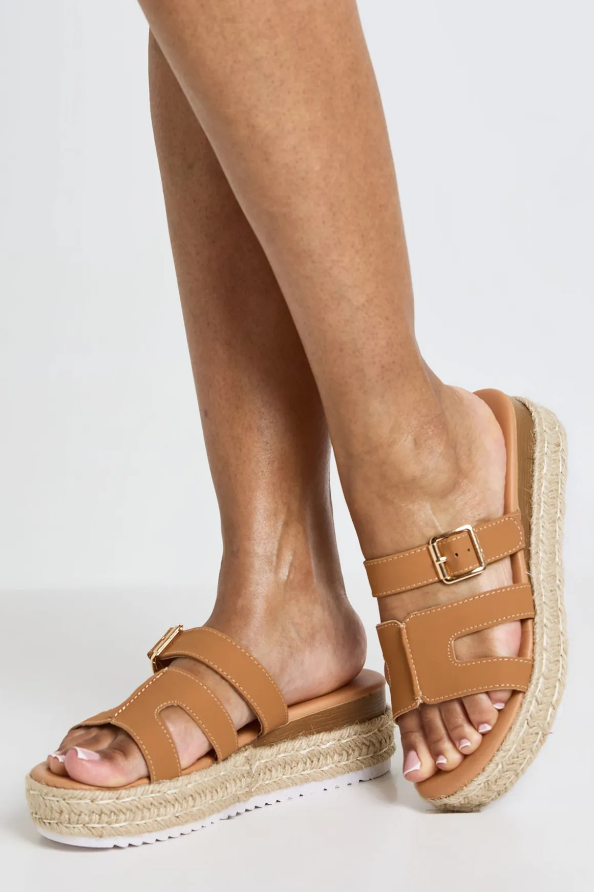 Sandales Compensées Plateforme Coupe Large Avec Détails Ajourés Et Boucle