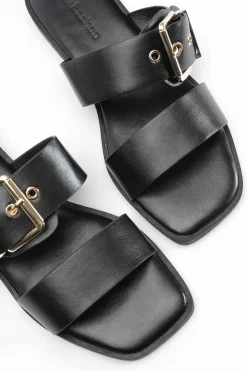 Sandales Croisées À Boucle Surdimensionnée