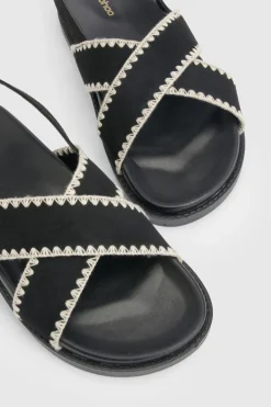 Sandales À Détails Surpiqués Entrecroisés