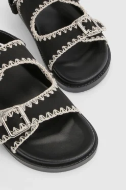 Sandales En Synthétique À Surpiqûres Contrastées Coupe Large