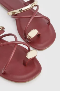 boohoo Sandales Plates À Brides Avec Détail De Quincaillerie Et Anneau D'orteil< Sandales
