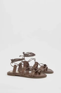 Sandales Plates Carla En Synthétiquecuir À Clous Avec Lacets Montants