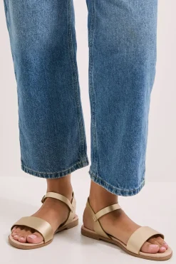 Dorothy Perkins Sandales Plates en synthétiquecuir Faye Coupe Large< Sandales|Chaussures Dorées