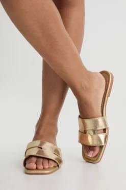boohoo Sandales Plates À Lanières Croisées Et Détails Ajourés Coupe Large< Sandales|Chaussures Dorées