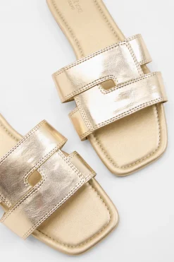 boohoo Sandales Plates À Lanières Croisées Et Détails Ajourés Coupe Large< Sandales|Chaussures Dorées