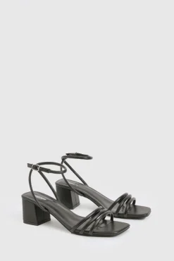 Sandales pour pieds larges avec bout carré, triple bride et talon bloc bas
