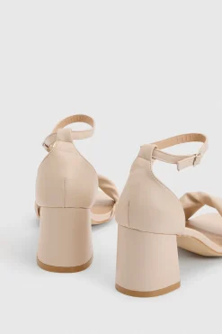 Sandales À Talon Bloc Bas Sophia En Synthétiquecuir Souple Torsadé Coupe Large