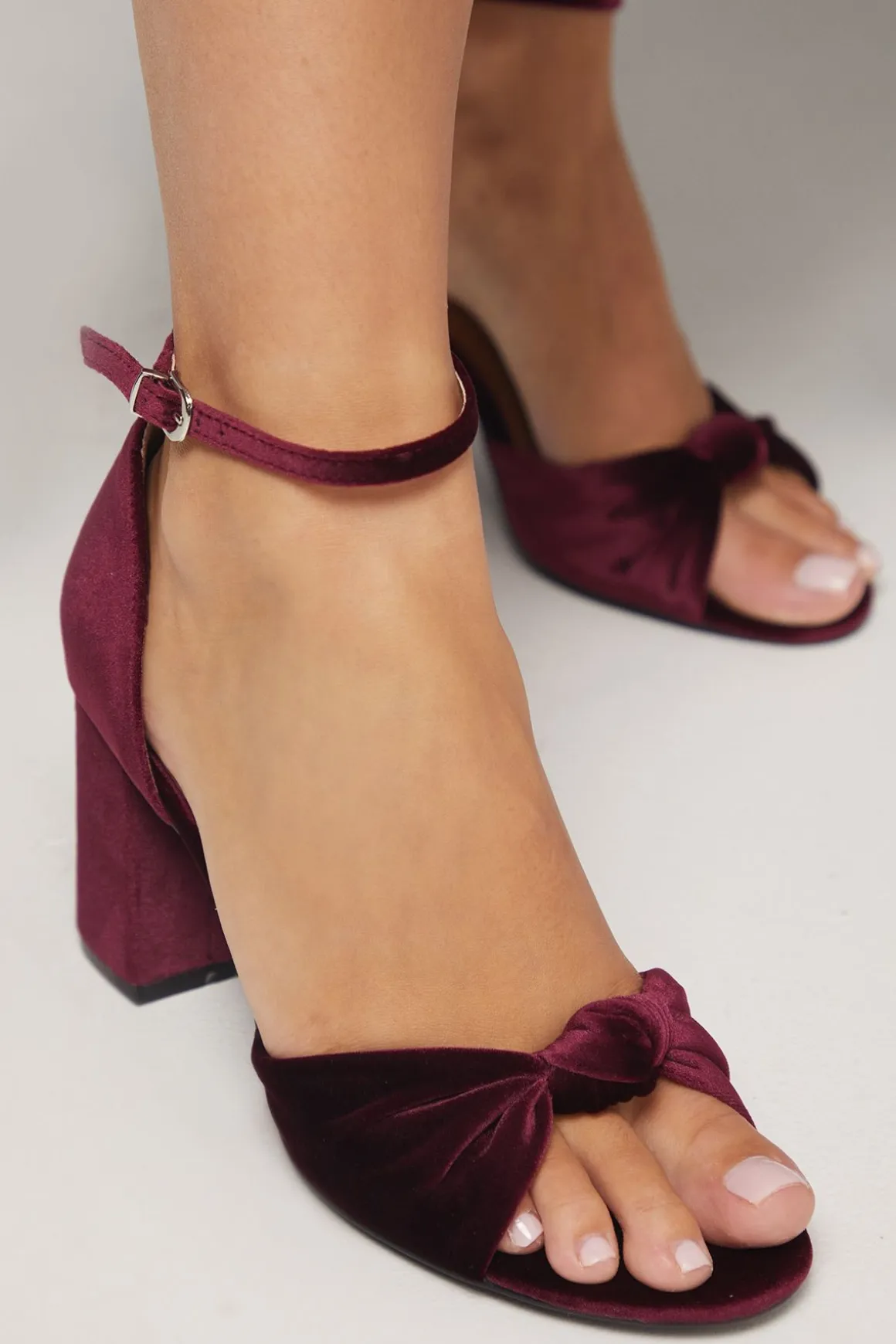 Sandales à Talon Bloc Haut Carmen en Velours avec Nœud Frontal - Coupe Large