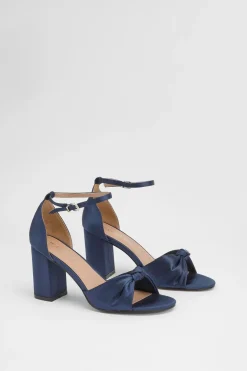 Sandales À Talon Bloc Haut En Satin Avec Nœud À L'avant Coupe Large Carmen
