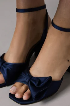 Sandales à Talon Bloc Haut Tina Satin Coupe Large avec Volant Doux