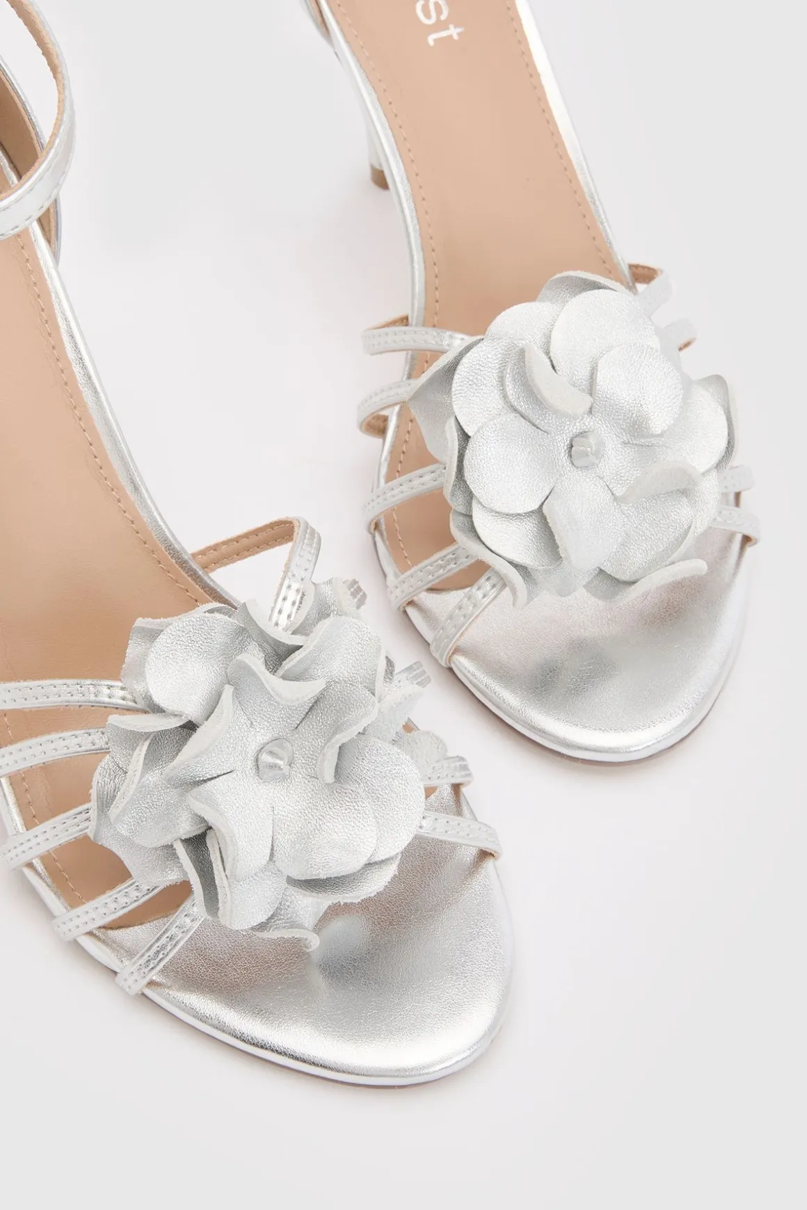 Sandales À Talons Aiguilles Hauts Tia En Cuir À Brides Avec Corsage