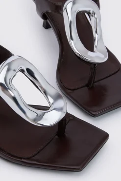 Sandales À Talons Avec Bride Orteil Et Détail Métallique
