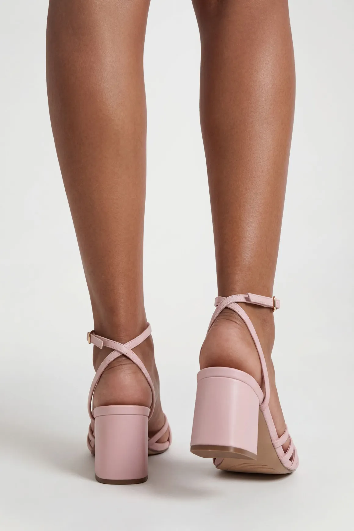 Sandales À Talons Bloc Avec Brides Asymétriques