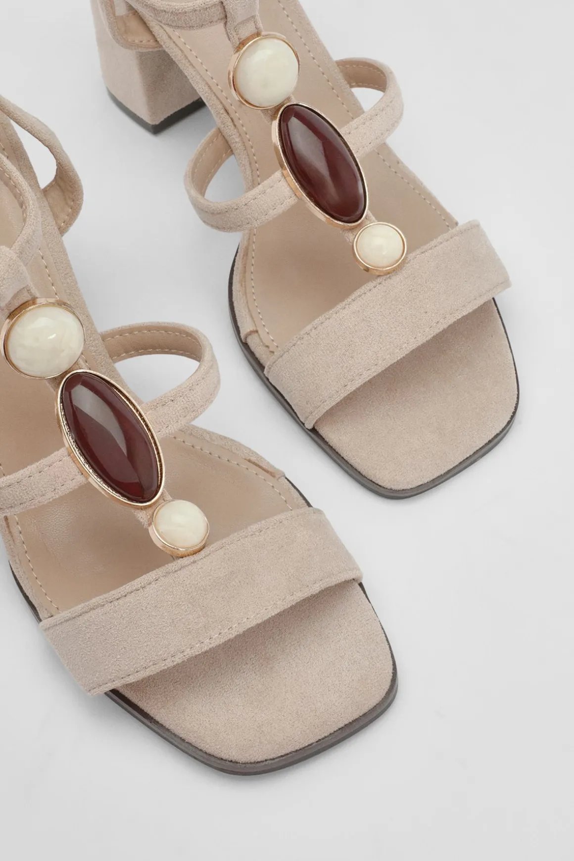Sandales À Talons Bloc Bas Avec Détails De Perles Et Brides