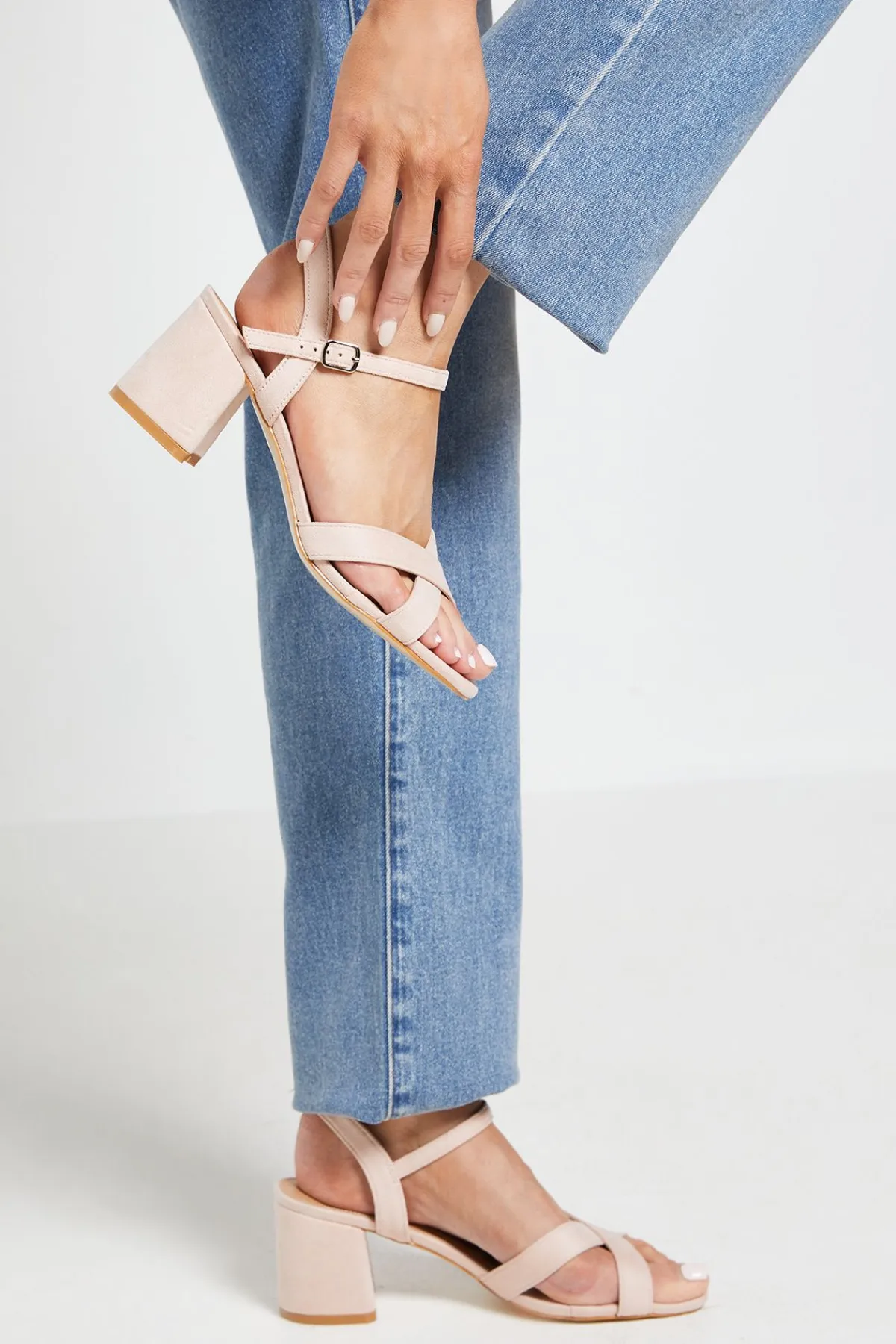 Wallis Sandales À Talons Bloc Moyen Samiyas Coupe Large En Synthétique À Brides Croisées< Chaussures À Talons|Sandales