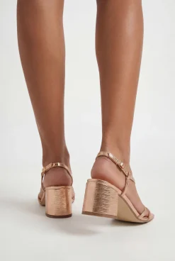 Sandales À Talons Carrés Bas Métalliques Asymétriques À Brides