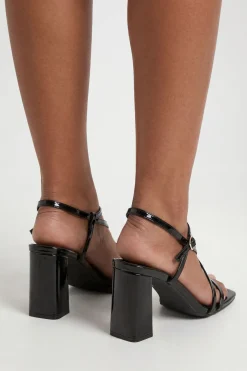 Sandales À Talons Carrés Et Brides Vernies