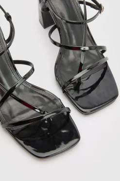 Sandales À Talons Carrés Et Brides Vernies