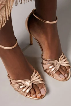 Sandales à Talons Hauts Tilda en synthétiquecuir avec Devant Tressé - Coupe Large