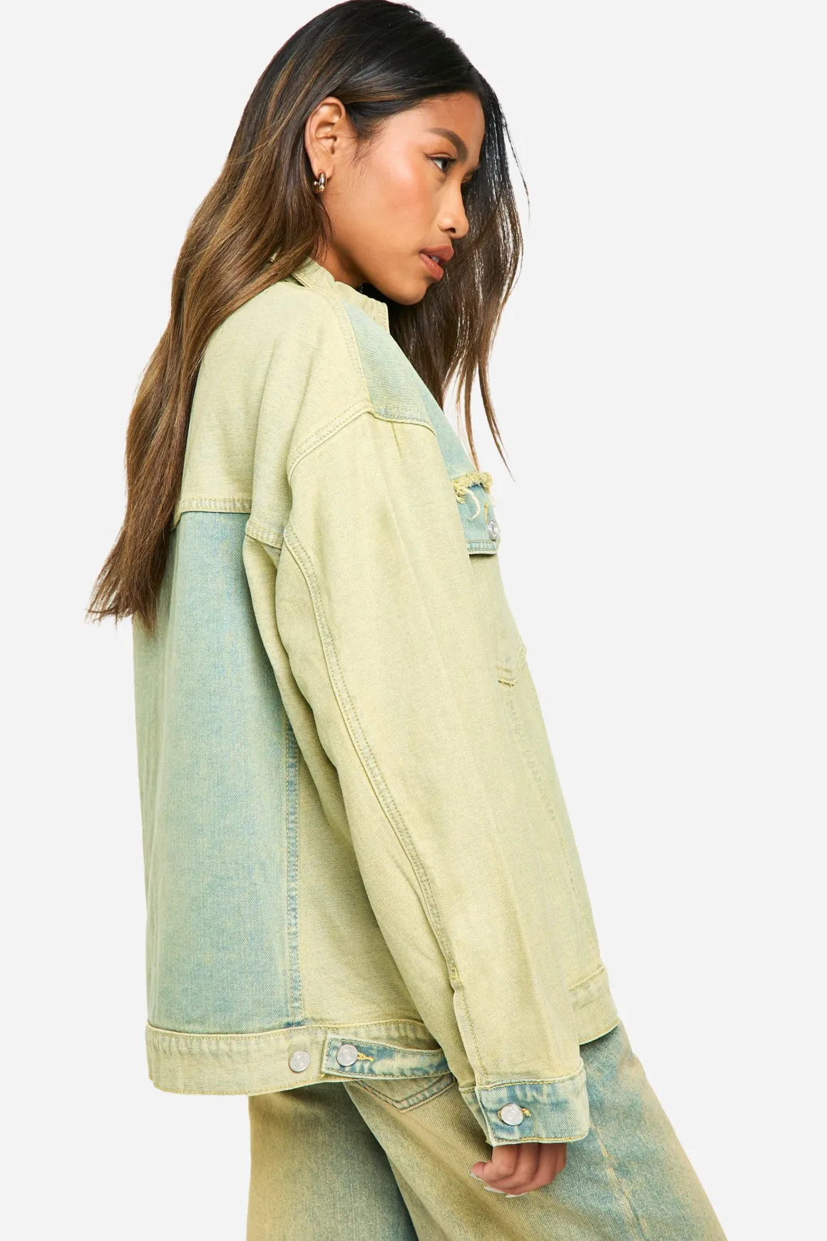 Shacket en denim surdimensionné à patchwork greenwash et détails effilochés