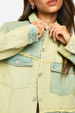 Shacket en denim surdimensionné à patchwork greenwash et détails effilochés
