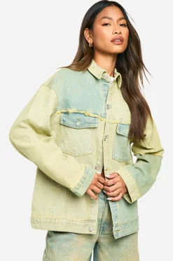 Shacket en denim surdimensionné à patchwork greenwash et détails effilochés