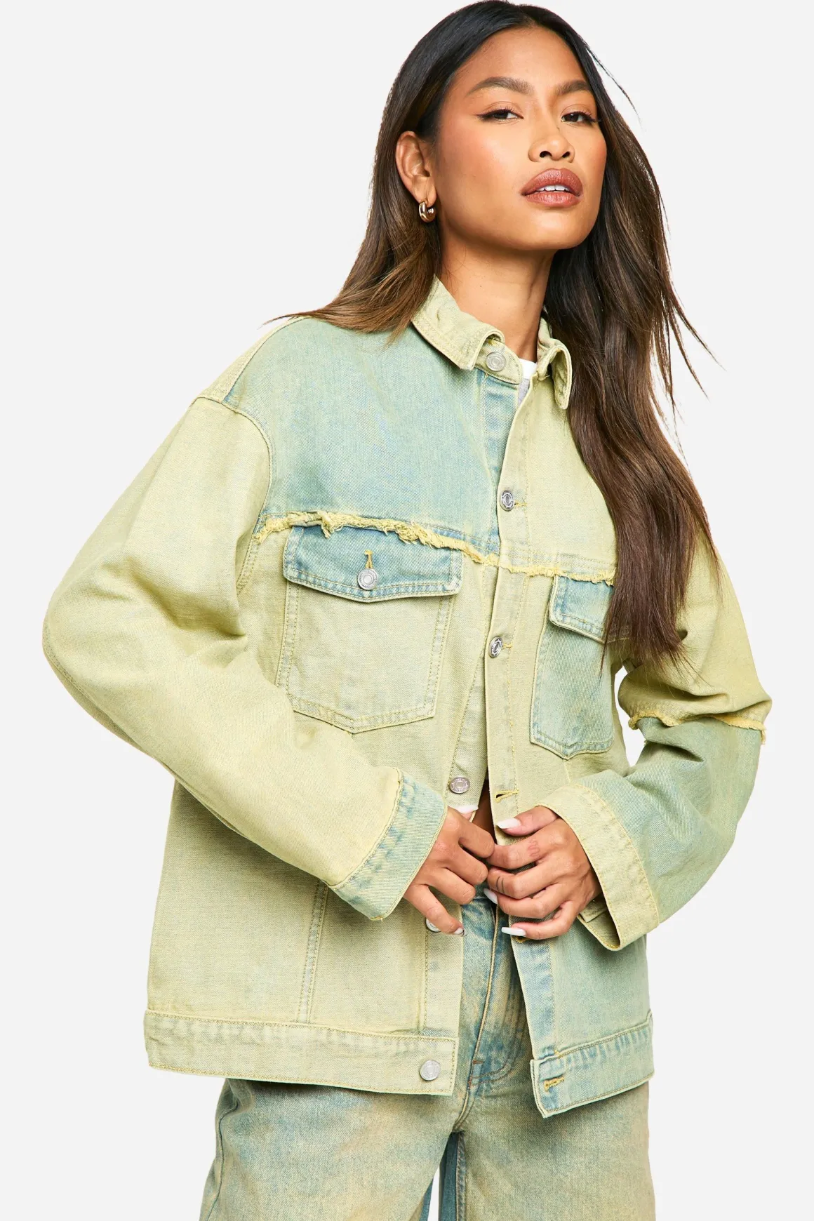 Shacket en denim surdimensionné à patchwork greenwash et détails effilochés