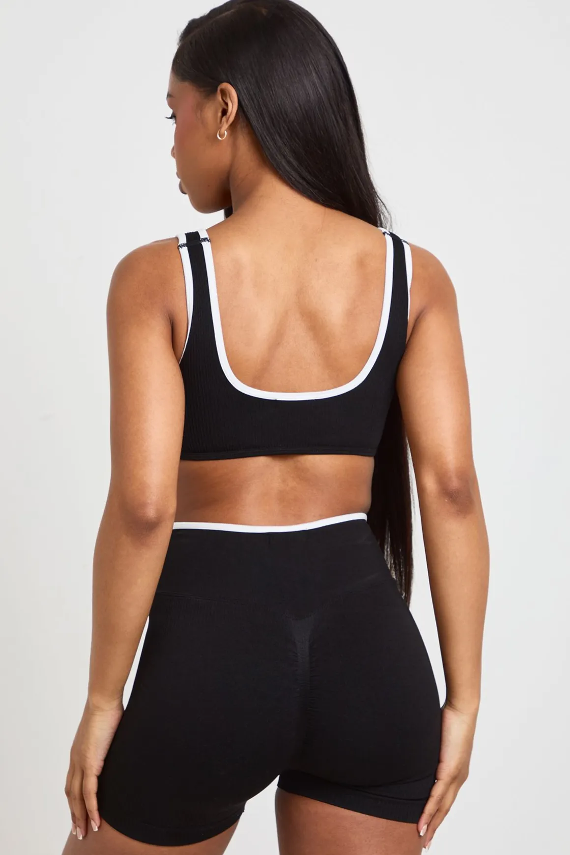 Short Actif Côtelé Sans Couture Avec Détail Froncé Fessier Et Design Croisé Contrasté