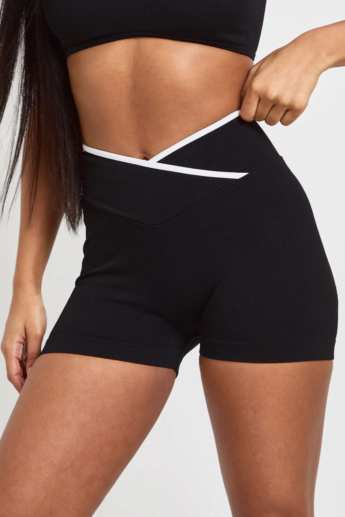 Short Actif Côtelé Sans Couture Avec Détail Froncé Fessier Et Design Croisé Contrasté
